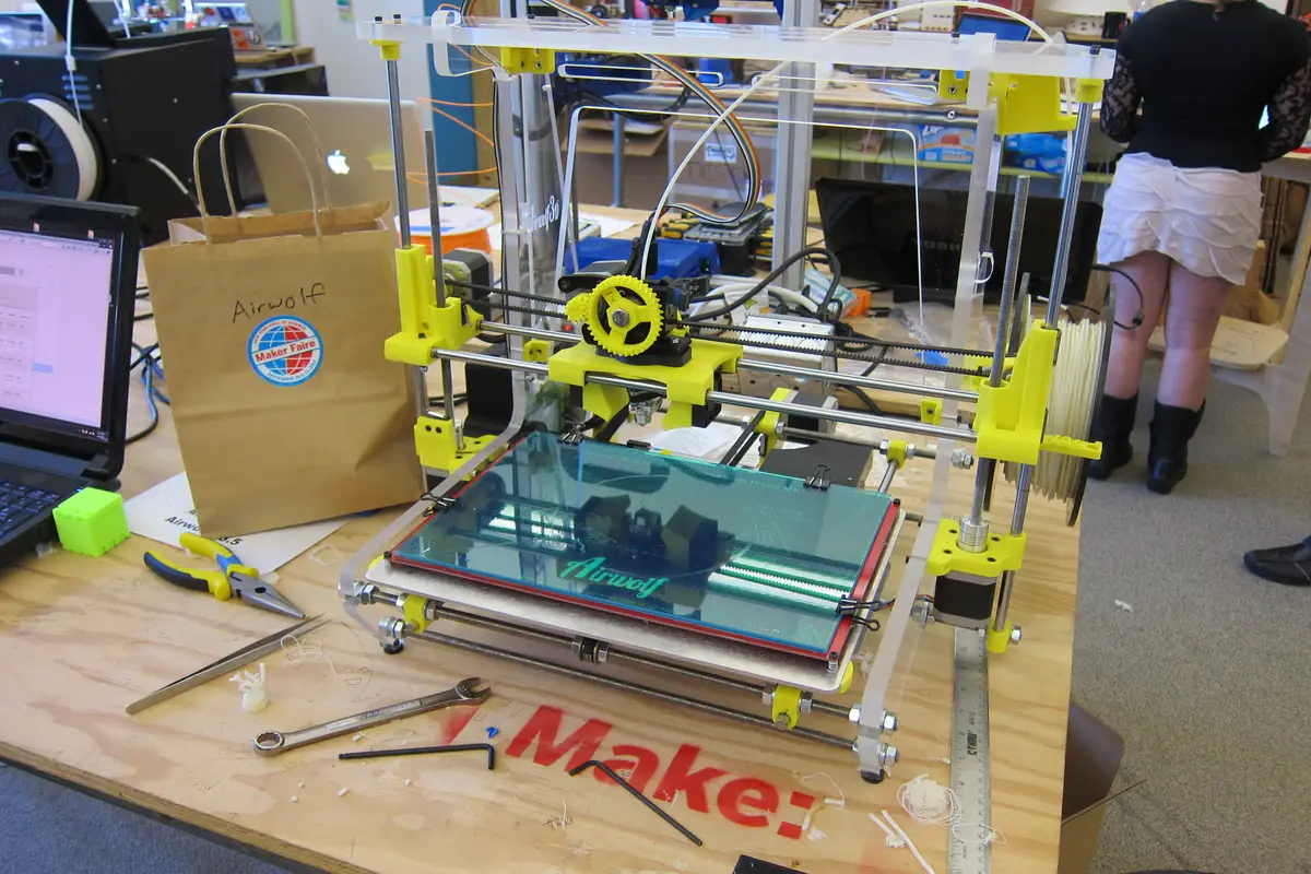 Großformatiger industrieller 3D-Drucker im Einsatz