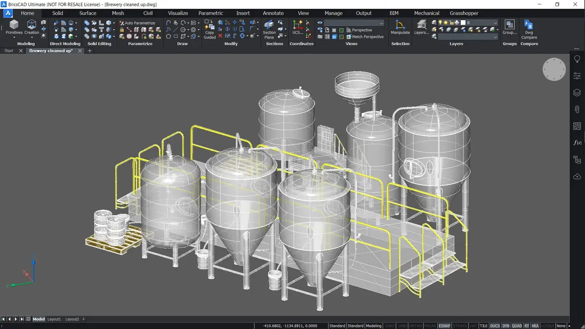 Ingenieur bei der CAD-Konstruktion eines 3D-Modells