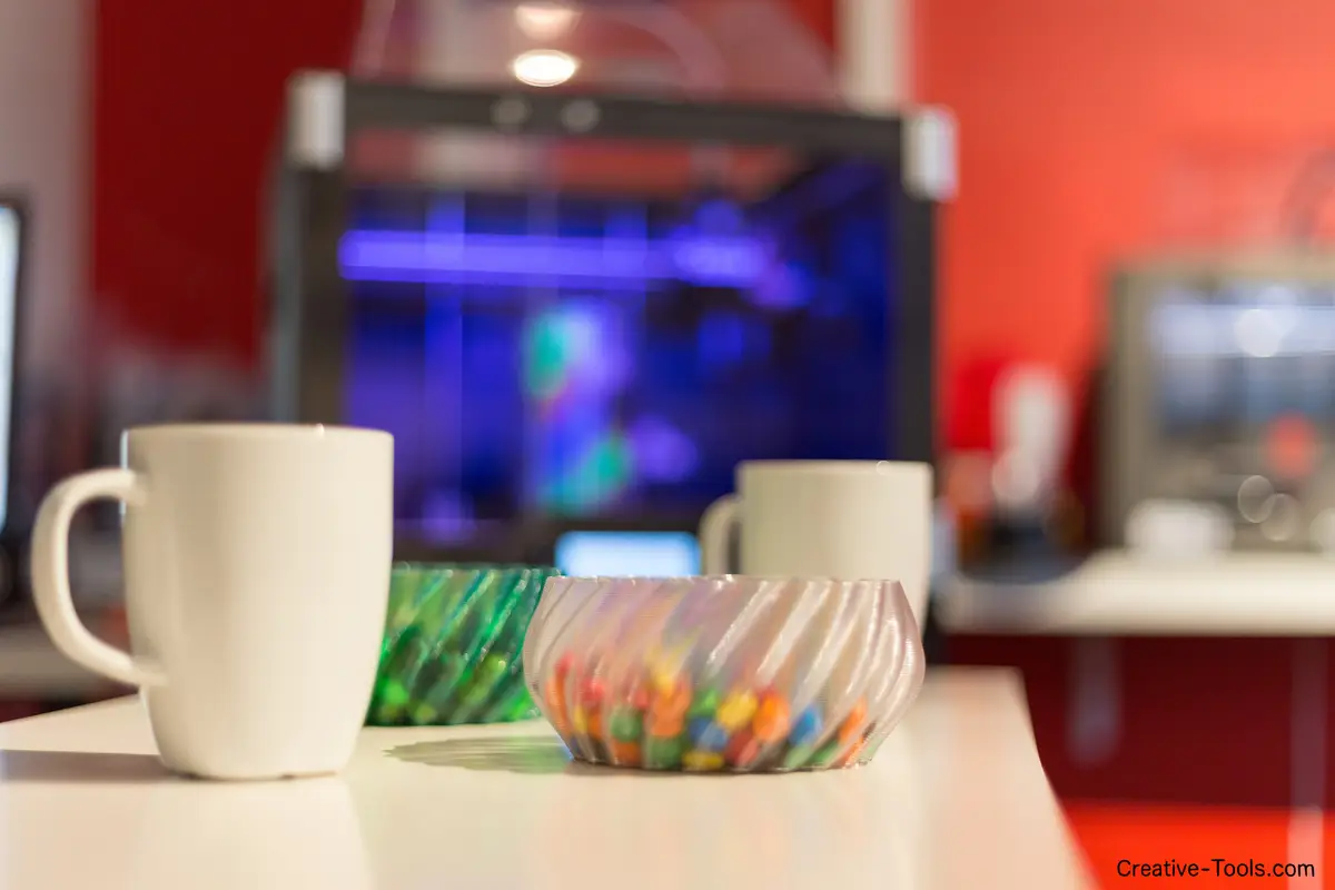 3D-Drucker druckt ein Ersatzteil aus Hochleistungspolymer